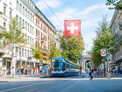Tram dans la rue Bahnhofstrasse
