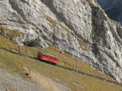 Train à crémaillère dans la montagne